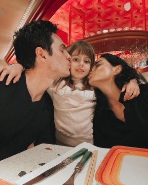 Aislinn Derbez Instagram - Feliz cumple número 6 Kailani 🥳 🎂 🎈 Te amamos inmensamente y somos muy afortunados de que seas nuestra hija!! 🥰❤️💫
