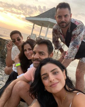 Aislinn Derbez Instagram - Me acuerdo que desde adolescente llevaba toda mi vida en relaciones de pareja.. me daba ansiedad estar soltera. Hace 2 años decidí darme mínimo un año de soltería como regalo y experimento… me prometí que, incluso aunque llegara el hombre “de mis sueños”, le iba a decir que nimodo, que me esperara un año🤣. 

Y me ha gustado tanto que ya van 2 años de soltería y contando😏.. sin duda han sido los mejores años que he vivido hasta ahora: me atreví a regalarme aventuras y experiencias que antes no me permitía, he disfrutado aún más mi maternidad, he cumplido sueños laborales que me parecían imposibles, he cultivado más que nunca a los amigos y familia que amo y que antes no veía tanto por darle ese tiempo a una pareja, he confrontado cosas de mí misma que me daba miedo voltear a ver.

Gracias a este tiempo conmigo descubrí que si vuelvo a estar en pareja es importante que se sienta igual de expansivo, libre, nutritivo, y divertido que esta soltería y sin volver a descuidar esas áreas tan importantes de mi vida. 

Y ustedes qué opinan, creen que se puede? 

#FelizDiaDelAmorylaAmistad #HappyValentines