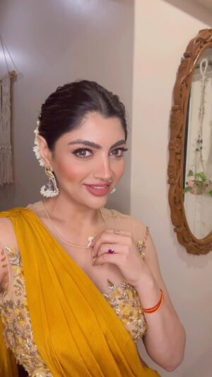 Akanksha Puri Instagram - This one is for my favourite @payaldevofficial , Your voice is magical 😍 and offcoarse Hum sabke dilo ki Rani @manisharani002 ❤️ 
Big congratulations 🎉💋
Haayyyyyyeeeeee kisi ki Nazar na lage 
#nazarnalage 🔥
@payaldevofficial @apnidhun 
.
.
#payaldev #apnidhun #manisharani #music #song #trending #love #beingme #akankshapuri #❤️
