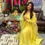 Akanksha Puri Instagram - Sukhkarta Dukhharta ❤️💫 Vighnaharta Ganesha 🙏 Thanks @arryamanseth for having me over to seek blessings from Bappa 🤩🙏 . #vighnahartaganesh #picoftheday #photooftheday #ganpatibappamorya #jaiganesh #bappa #ganeshchaturthi #happy #goodvibes #beingme #akankshapuri #❤️ . . Styled by @litittlepuffsofhappiness @styleitupwithraavi Outfit @shoptahra x @manalirawat