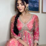 Akanksha Puri Instagram - I am making yesterday jealous by making today awesome 🤩❤️ . . #fashion #style #durgapuja #festive #mood #instagood #beauty #lifestyle #fitness #fitandfabulous #beingme #akankshapuri #❤️ . . Pic credit @salmasayyed47 Hair @salmasayyed47 make up @akanksha8000 Outfit @houseofnooriofficial Styling @littlepuffsofhappiness @styleitupwithraavi Outfit Pr @mad.micron x @_vaishnavii.3011