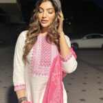 Akanksha Puri Instagram - Keeping it Minimal…Just the way you like it 😉 . . #instagood #picoftheday #photooftheday #fitandfabulous #fashion #style #navratri #style #love #beingme #akankshapuri #❤ . pic credit @ravishankar28070 . OUTFIT - @nehamtaonline Styling @littlepuffsofhappiness @styleitupwithraavi PR - @lmaoanshi
