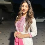 Akanksha Puri Instagram - Keeping it Minimal…Just the way you like it 😉 . . #instagood #picoftheday #photooftheday #fitandfabulous #fashion #style #navratri #style #love #beingme #akankshapuri #❤ . pic credit @ravishankar28070 . OUTFIT - @nehamtaonline Styling @littlepuffsofhappiness @styleitupwithraavi PR - @lmaoanshi