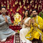 Akanksha Puri Instagram - I feel so blessed this year 💕It has been such a beautiful experience this Ganesh Chaturthi ❤️ Thanks @gauravsbajaj @vishal.singh786 for having me over to seek blessings from your Bappa 🙏😊 . #ganpatibappamorya #festivevibes #ganeshchaturthi #indian #ethinicwear #fashion #style #picoftheday #photooftheday #fitness #fitandfabulous #beingme #akankshapuri #❤️ . Outfit @pritisahnidesigns Styled by @litittlepuffsofhappiness @styleitupwithraavi
