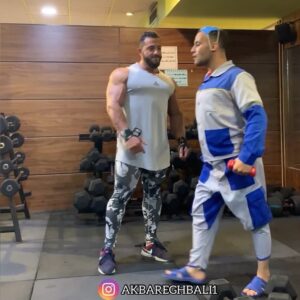 Akbar Eghbali Instagram - كار هر بز نيست خرمن كوفتن، گاو نر ميخواهد و مرد كهن.البته هنوزم روى حرفم هستم، داشت بد ميزد مگه نه؟😂😂