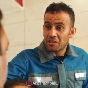 Akbar Eghbali Instagram - فكر كرده ما چون لباس كارگرى تنمونه، چون قشر ضعيف هستيم ميتونه اسكولمون كنه. به نظر شما خوب حالشو گرفتم؟