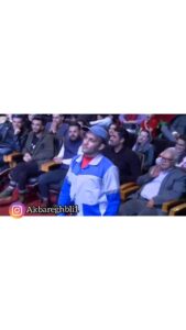 Akbar Eghbali Instagram - دوستان من دارم سعی میکنم تو این موقعییتی که پیش اومده با درست کردن کلیپ خنده رو لباتون بیارم لطفا شما هم منو حمایت کنید وبرام کامت پر انرژی بزارید دوستون دارم اکبراقبالی ❤️❤️😍😍🌹🌹 @mehraadjam @medrik11 #akbareghbali1 #iran #tehran #korona #fun #اکبراقبالی