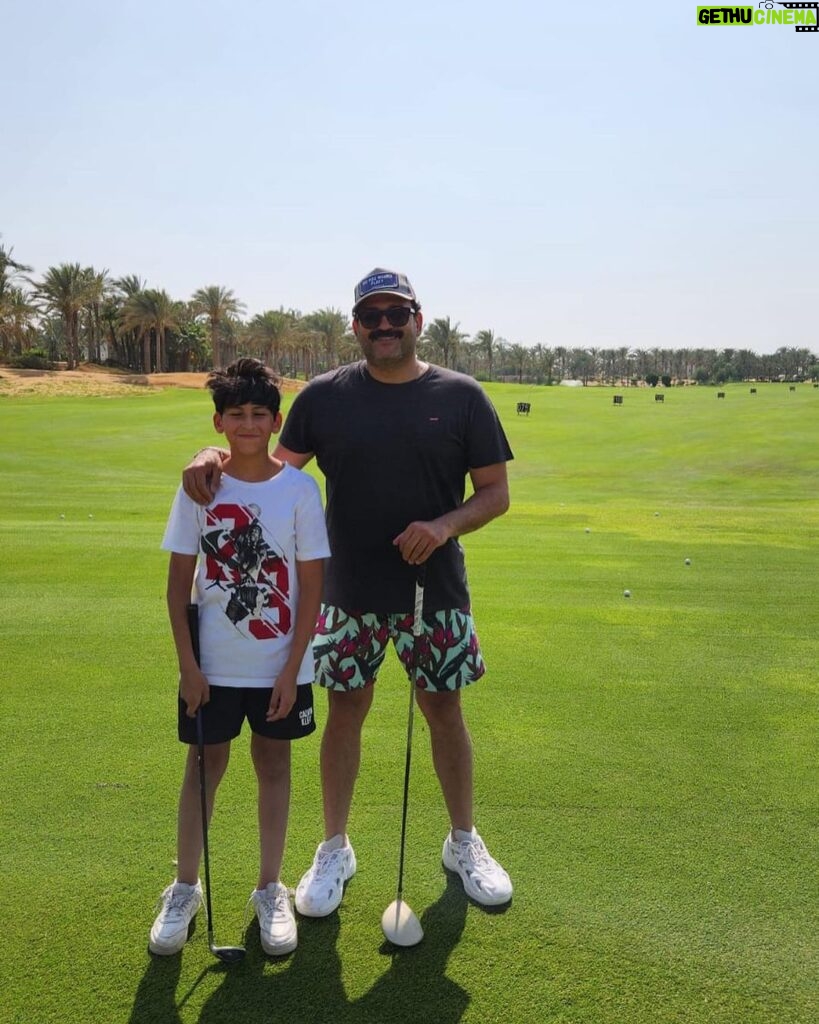 Akram Hosni Instagram - خبر حصري: ياسين كان عايز يلعب جولف والحمدلله فشلنا فخدنا صورتين وروحنا نلعب كوره 😂