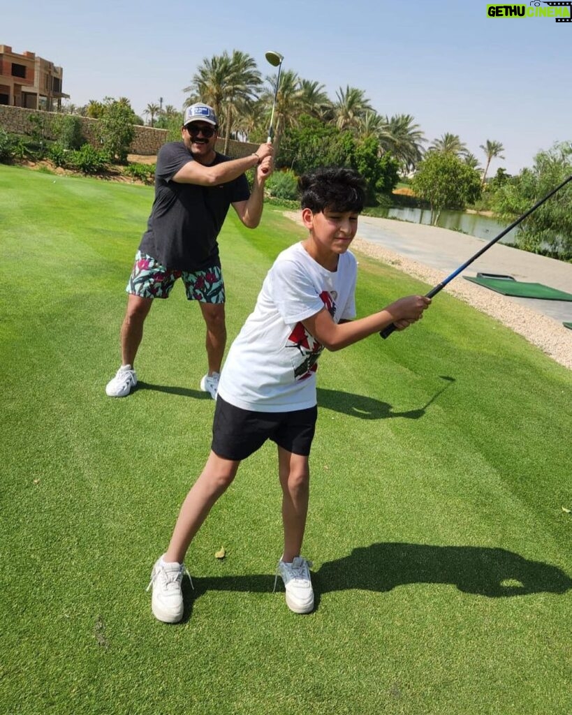 Akram Hosni Instagram - خبر حصري: ياسين كان عايز يلعب جولف والحمدلله فشلنا فخدنا صورتين وروحنا نلعب كوره 😂