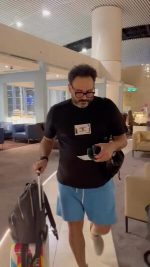 Akram Hosni Instagram - مفاجأه جميله اوي يا @amirteima 👀

قمر وزبده في الطريق الي حائل ✈️ 

"حتي لا يطير الدكان" من ٣١ مايو الي ٢ يونيو علي مسرح النادي الأدبي الثقافي في حائل 🎭