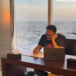 Akram Hosni Instagram - من "مكتوب عليا" ل "حتي لا يطير الدكان" .. يا قلبي لا تحزن 😂 لينك الحجز في السيره الذاتيه 👆🏼