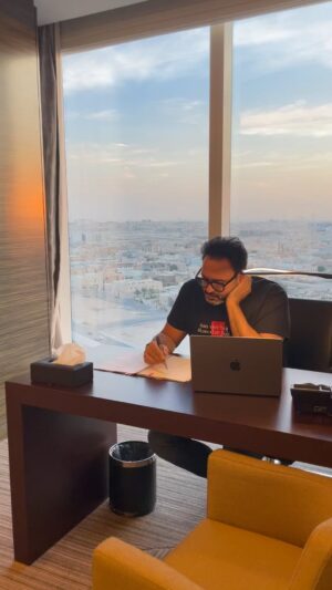 Akram Hosni Instagram - من "مكتوب عليا" ل "حتي لا يطير الدكان" .. يا قلبي لا تحزن 😂

لينك الحجز في السيره الذاتيه 👆🏼