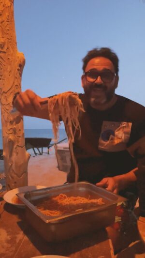 Akram Hosni Instagram - لما يبقي مزاجي رايق بعمل اللي ميتعملش. 
حتي بص الحركه دي @ahmedhelmy 🍝