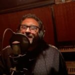 Akram Hosni Instagram - والمكتوب عليا فيها.. تبقى بايعه واشتريها.. حظ كل الناس اديداس ليه انا اللي حظي باتا 🎶 يومياً ٦:٤٥ المغرب على Dmc 📺🌙 والإعادة : ٦ صباحاً وإعادة : ١٢:٣٠ ظهراً @aytenamer @hanadymehanna @toomatooma @belalsrour_official @hlaroushdy @hanazahranofficial