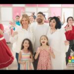 Akram Hosni Instagram - انهاردة بنحتفل معاكم بمرور خمس سنين من رحلتنا عملنا فيهم اكتر من ٧٠٠٠ عملية وعالجنا أكتر من ٢٠ الف مريض ومكملين فيها، بفضل الله وبفضل مساعدتكم هنفضل قد اللي بدأناه و مش هنسيب قلب طفل يوجعه #مستشفى_الناس #خمس_سنين #الناس_للناس