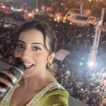 Akshara Singh Instagram - Love you daaudnagar 🙏❤️ 18 ghante ke non stop travelling ke baad main niraash ho gayi thi late hone par ☹️ Par aaplog ke pyar ne mujhe double energy de di aur bahut saara motivation bhi 🤗 #aksharasingh #dalmiabazaar #daaudnagar
