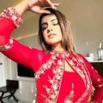 Akshara Singh Instagram - Freshly baked red 💋 . . . . . 💄 @ps_makeover29 🥻 @shivaliahmedabad @fashion_stylist_7 #aksharasingh #red #sunshine