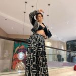 Akshara Singh Instagram - Wear black be gold 🫶🏻✨ . . . . Wearing @soniyagofficial Jewellery @dillanoluxuriousjewels @fashion_stylist_7 💄 @ps_makeover29 💆‍♀️ @sankpalsavita #aksharasingh