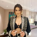 Akshara Singh Instagram - Wear black be gold 🫶🏻✨ . . . . Wearing @soniyagofficial Jewellery @dillanoluxuriousjewels @fashion_stylist_7 💄 @ps_makeover29 💆‍♀️ @sankpalsavita #aksharasingh