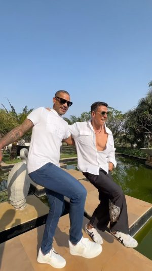 Akshay Kumar Instagram - Challenge accepted Chote :) @tigerjackieshroff . Thanks to my brother @shikhardofficial for joining in. 
Now it’s over to the ladies…move, groove and jhoom @katrinakaif , @aslisona , @manushi_chhillar and @alayaf #GoMastMalangJhoom !