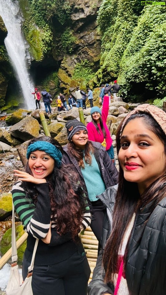 Akshaya Deodhar Instagram - Already a month to this memorable trip 💃 Reel टाकून उरल्या सुरल्या सगळ्या फोटोज् आणि व्हिडिओ चा स्टॉक संपवून टाकला...😂 . . . #bestfriends#pune#girlstrip #gangtok #sikkim #akshayadeodhar#muktalele#manasikanetkar#happyleapyear