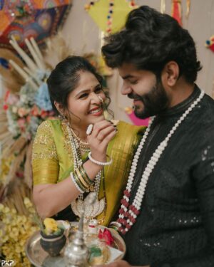Akshaya Deodhar Instagram - आमची पहिली मकरसंक्रांती✨ #अहा ♥️
 

Pictures by @prathamesh__kale_photography 
Decor by @decorbyketan 
MUAH by @facestoriesbyhiralkale @_vaishalishinde_77 
Halwa Jewellery : @swatiwaghcreation 
Neckpiece & Earrings : @chandrakalm_jewellery 
Blouse : @outlookfashionhouse 
Hardeek’s Outfit : @theurbanstory_ 
Event management & PR : @wechitramedia @n.i.d.s_ 

#AkshayaDeodhar #HardeekJoshi #Makarsankranti #AHA #Blessed #sankranti2024