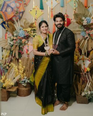 Akshaya Deodhar Instagram - आमची पहिली मकरसंक्रांती✨ #अहा ♥️
 

Pictures by @prathamesh__kale_photography 
Decor by @decorbyketan 
MUAH by @facestoriesbyhiralkale @_vaishalishinde_77 
Halwa Jewellery : @swatiwaghcreation 
Neckpiece & Earrings : @chandrakalm_jewellery 
Blouse : @outlookfashionhouse 
Hardeek’s Outfit : @theurbanstory_ 
Event management & PR : @wechitramedia @n.i.d.s_ 

#AkshayaDeodhar #HardeekJoshi #Makarsankranti #AHA #Blessed #sankranti2024