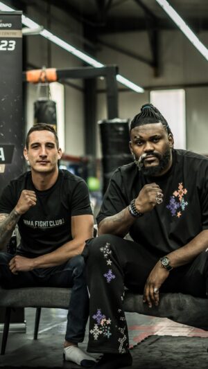 Alain-Gloirdy Bakwa Malary Instagram - @makao_bmgjordan sur Karmma Fight 🫵
Makao prends le mic 🎤 lui aussi est impatient de découvrir le premier Gala d’Art Martiaux Mixtes en Touraine ! 🔥

Acheter vos billets et venez soutenir les combattants, on vous réserve pleins de surprise !
Lien dans la bio 🔗 Possibilité de réservation en mp.

#makao #gardeducorps #interview #karmmafight #tours #influencer #villedetours #touraine #tourainevaldeloire