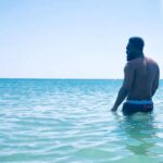 Alain-Gloirdy Bakwa Malary Instagram - Je prends des risques pour trouver un peu de fraîcheur car je vous rappelle que je ne sais pas nager 😂 #summer #beach #cestbondeja #plussizemodel #bigandtall #cokeboys