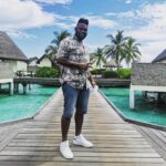 Alain-Gloirdy Bakwa Malary Instagram - Ma #teammakao même aux Maldives avec @frenchmontana @mansour et @ayoub je pense fort à vous 🎄 Je vous souhaite de très bonnes fêtes. J’espère que vous serez bien entourés et gâtés. Aimez vous les uns les autres 😘 #cestbondeja #maldives #christmas #bodyguard #island