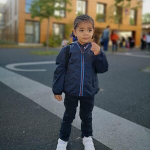 Alain-Gloirdy Bakwa Malary Instagram - Le temps passe si vite, Enzy a fait sa première rentrée aujourd’hui 🥰 Bonne rentrée à tous ! #cestbondeja #mysonmylife #backtoschool #rentrée