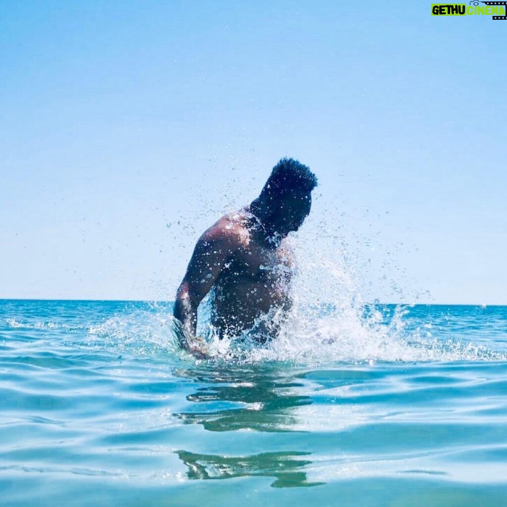 Alain-Gloirdy Bakwa Malary Instagram - Je prends des risques pour trouver un peu de fraîcheur car je vous rappelle que je ne sais pas nager 😂 #summer #beach #cestbondeja #plussizemodel #bigandtall #cokeboys