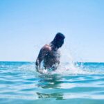 Alain-Gloirdy Bakwa Malary Instagram - Je prends des risques pour trouver un peu de fraîcheur car je vous rappelle que je ne sais pas nager 😂 #summer #beach #cestbondeja #plussizemodel #bigandtall #cokeboys