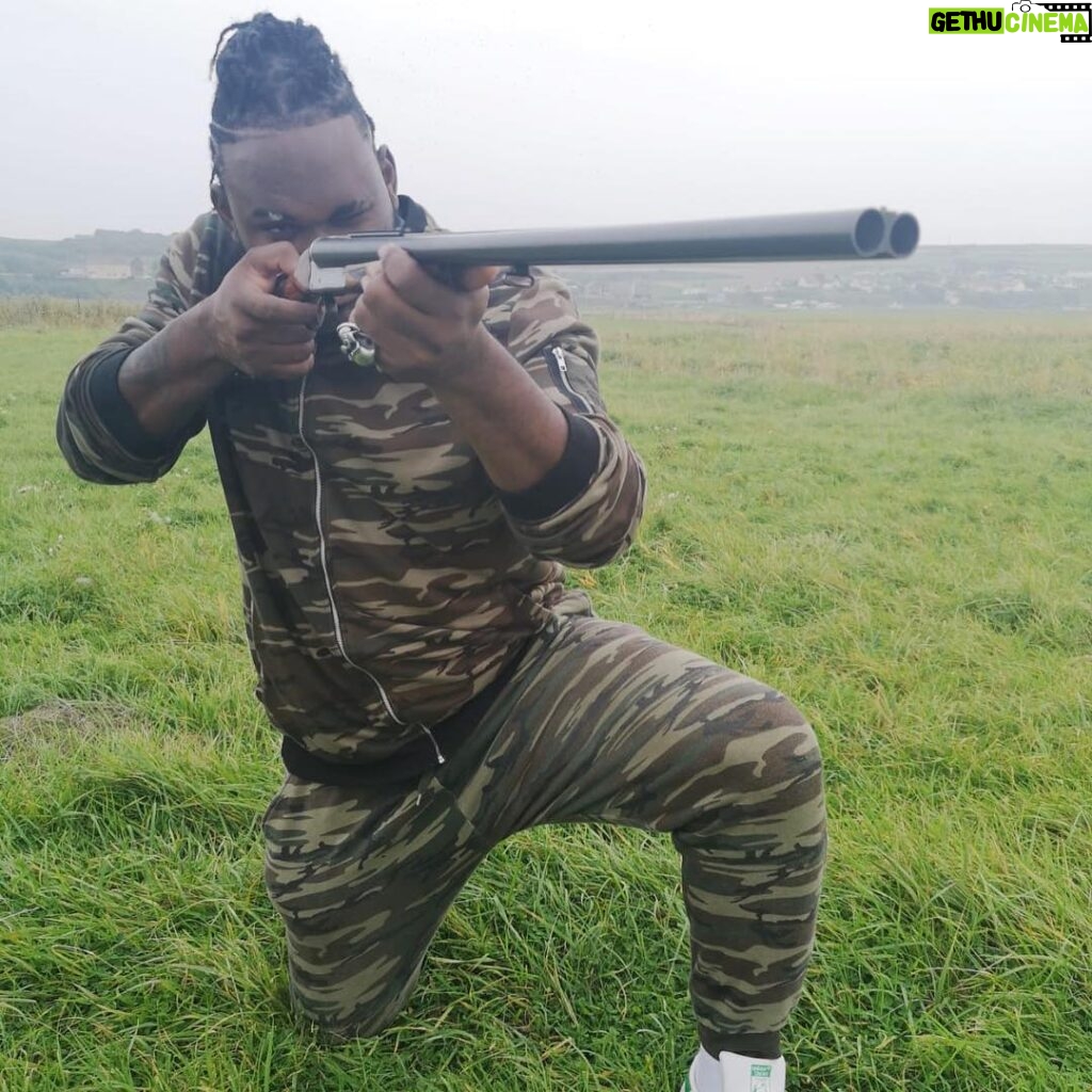 Alain-Gloirdy Bakwa Malary Instagram - Petite leçon de chasse aujourd’hui, je me camoufle bien dans le paysage avec cette tenue 😂 #chasse #cestbondeja #lesson #army #fun