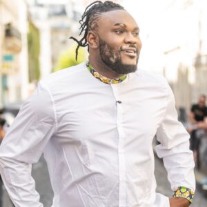 Alain-Gloirdy Bakwa Malary Instagram - Ma #teammakao, je vous propose un petit jeu: finissez la légende de cette photo. « Ma tête quand.... » 😂 J’ai hâte de vous lire ! #cestbondeja #secretstory11 #ss11 #makao #game #bigandtall #plussizemodel #plussize #plusmalefashion