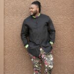 Alain-Gloirdy Bakwa Malary Instagram - Les grandes choses ne sont pas réalisées par la force, mais par la persévérance 👊🏾 #wax #waxaddict #bigandtall #cestbondeja #makao #makaoss11 #ss11 #plussizemodel #shirt