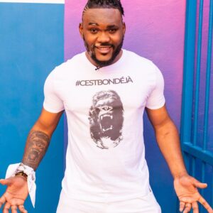 Alain-Gloirdy Bakwa Malary Instagram - Si vous voulez le même tee-shirt ça se passe sur @hakaiofficiel ou en cliquant sur le lien dans ma bio ! 👈🏾 #cestbondeja #ss11 #makao #teammakao #plussize #hakaixmakao #makaoss11 #bigandtall #bigmen #tallman #tallmodel #modeling #plusmalefashion #merchandising #dosargenté #collection #fashion Profitez de -10% avec le code MAKAO10