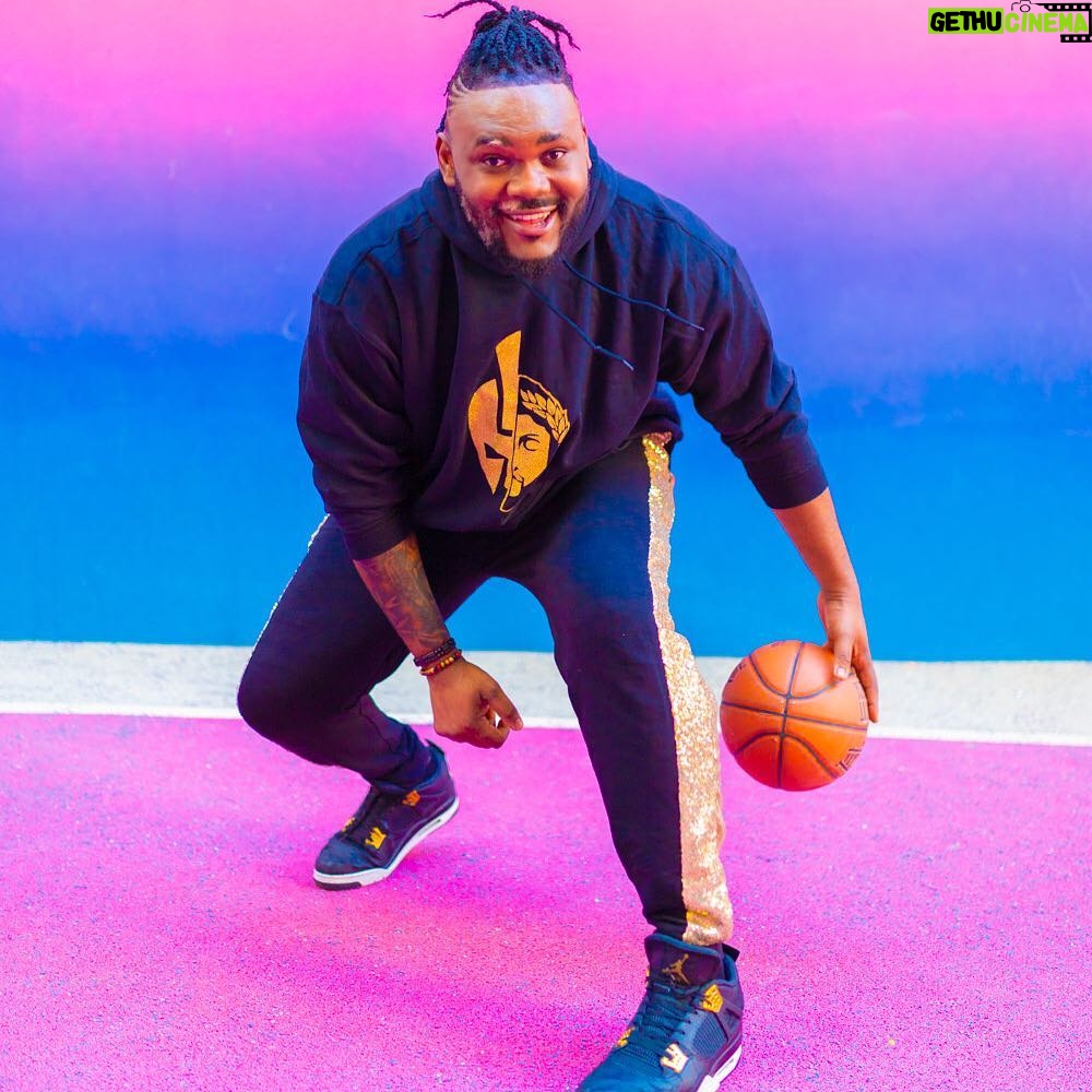 Alain-Gloirdy Bakwa Malary Instagram - Dribble en @heavinessofficial 🏀 #cestbondeja #basketball #plussize #plussizemodel #bigandtall #makao #makaoss11 #teammakao #plusmalefashion #bodypositive #positivevibes #tallman #jordan Pigalle Basketball