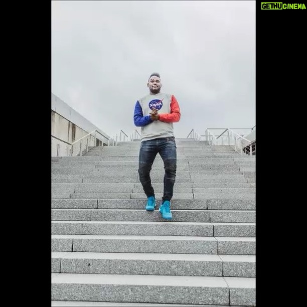Alain-Gloirdy Bakwa Malary Instagram - Tomber sept fois, se relever huit 💪🏾#nevergiveup #staystrong #plusmalefashion #plussize #bigandtall #makao #teammakao #modegrandetaille #nasa #stairs