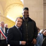 Alain-Gloirdy Bakwa Malary Instagram - C’est un honneur d’avoir pu retrouver le chef, lors de son passage dans ma belle ville de Tours. Merci à @soazigdelamoissonniere pour la photo. #cestbondeja #makao #teammakao #emmanuelmacron #macron #elysee #tours #presidentdelarepublique #bigandtall #plussize