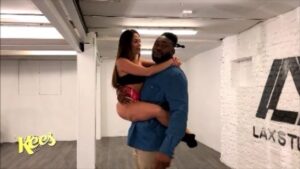 Alain-Gloirdy Bakwa Malary Instagram - Ouloulou c’est chaud avec la diva @kim.glow.off 🔥 Elle m’apprend l’afrojazz et le rock acrobatique, j’ai la danse dans le sang 🕺🏾 Vous me trouvez comment ma #teammakao ? Retrouvez la vidéo en entier sur la chaîne YouTube de Kees 👌🏾 #cestbondeja #makao #makaoss11 #kimglow #dance #secretstory #kees
