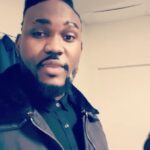 Alain-Gloirdy Bakwa Malary Instagram - Aujourd’hui on était à l’hôpital d’enfants de Margency pour distribuer des sourires et cadeaux aux enfants malades avec les beaux gosses @lothy_follow_me et @elhadjofficiel 😂@kaderbueno nous a tué avec ses tours de magie 🎩 #waicestbon #teammakao #makao #makaoss11 #socomman #magie #secretstory11 #noel #christmas