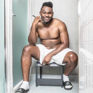 Alain-Gloirdy Bakwa Malary Instagram - Parfois il faut savoir écouter son corps et prendre soin de soi... c’est quoi votre routine beauté et bien-être ma #teammakao ? 🛀🏾 Mes cheveux, ma barbe et une peau bien hydratée sont mon obsession pour rester un #beaugosse 😂 #ss11 #secretstory #secretstory11 #claquettechaussette #bigandtall #plusmalemodel #makao #makaoss11 #waicestbon #cestbondeja