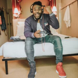 Alain-Gloirdy Bakwa Malary Instagram - Waiiiiii c’est bon déjà ! Merci ma team pour les 54K🔥on vise les 100K je compte sur vous 💪🏾 Plein de belles photos de @jpgimenez.photographe.lyon à venir 📸 #ps4 #fifa18 #teammakao #makaoss11 #ss11 #waicestbon #jordan #secretstory #douxjesus