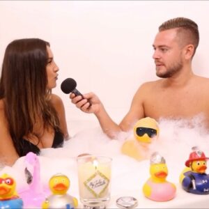 Alain-Gloirdy Bakwa Malary Instagram - @lydiaserbout donne ses impressions sur Makao dans la baignoire de @jeremstar 🛁 #conciergerie #gossip #ss11 #makao #makaoss11 #teammakao #secretstory11 #secretstory #waicestbon #cavabeaugosse #merci #jeremstar
