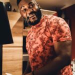 Alain-Gloirdy Bakwa Malary Instagram - Voilà que 2022 me fait passer le cap des 31 ans 🙏🏾 🎁 Merci de me permettre d’être encore présent et en bonne santé… ✈️💼📸🎶 Let’s go Cc @hakimsyd Tours, France