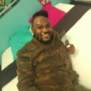 Alain-Gloirdy Bakwa Malary Instagram - L'objet fétiche de Makao dans la maison... son peigne ! ✨ #makao #secretstory11 #makaoss11 #campusdessecrets #ss11 #secretstory #cavabeaugosse