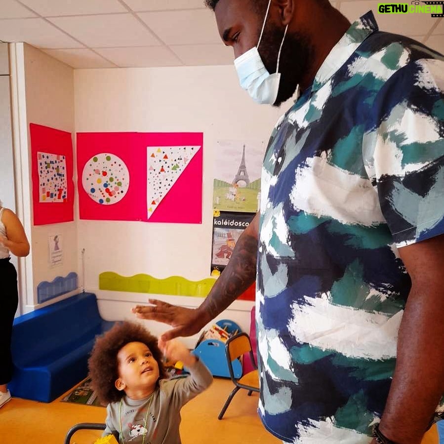 Alain-Gloirdy Bakwa Malary Instagram - Première rentrée pour mon petit #Suwedy 🎓bonne rentrée à vos enfants et bonne reprise ❤🔥🔥💪🏾 #Papa #MeilleurMetierAuMonde #IlGrandit #rentrée Tours, France