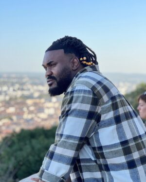 Alain-Gloirdy Bakwa Malary Instagram - Voilà 10 ans que la région Rhône Alpes m’a accueilli, c’est ici que j’ai pu jouer au rugby pro et découvrir la gastronomie. Aujourd’hui je suis de retour pour une journée et une personnes très spéciales #makao #bigmen #plussize #lyon #fourviere