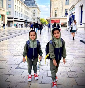 Alain-Gloirdy Bakwa Malary Instagram - La descendance dans tous ses états ❤️💙

Savoir sur qui se reposer n’a pas de prix 

#papa #children #instalove #instashoot #enzy #suwedy #makaofamily